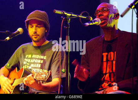 Maxi Jazz (rechts) und Jamie Cato von Faithless treten während des One Big No Anti-war Konzerts im Shepherds Bush Empire in London auf der Bühne auf. Stockfoto