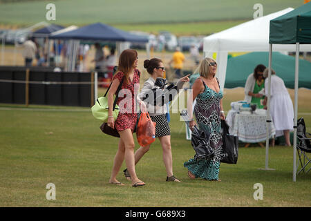 Frauen, die beim Veuve Clicquot Gold Cup Polo in Midhurst, Sussex ankommen. Stockfoto