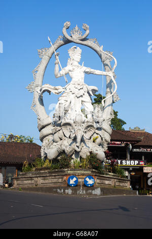 Die Statue von Arjuna an der Kreuzung von Jalon Raya Ubud, Jalon Raya Andong und Jalon Raya Cokorda Gede Rai in Peliatan, Bal Stockfoto