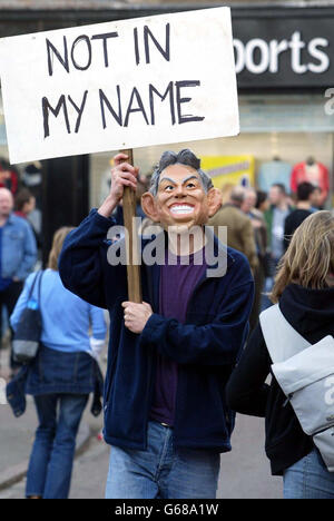 Ein Protestler trägt eine Maske des britischen Premierministers Tony Blair während eines Protestes über den Krieg mit dem Irak in Cambridge. Stockfoto