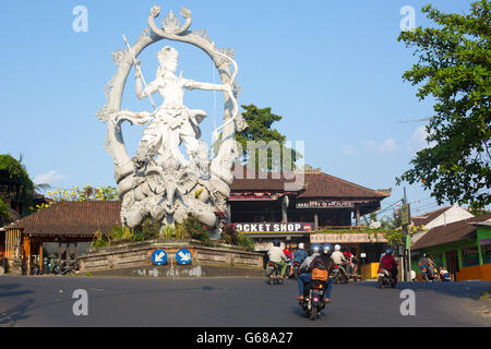 Die Statue von Arjuna an der Kreuzung von Jalon Raya Ubud, Jalon Raya Andong und Jalon Raya Cokorda Gede Rai in Peliatan, Bal Stockfoto