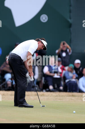 Der US-Amerikaner Phil Mickelson putts für Birdie am 18. Während des vierten Tages der 2013 Open Championship im Muirfield Golf Club, East Lothian. Stockfoto