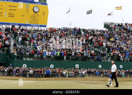 Der US-Amerikaner Phil Mickelson geht am vierten Tag der Open Championship 2013 im Muirfield Golf Club, East Lothian, den 18. Fairway entlang. Stockfoto