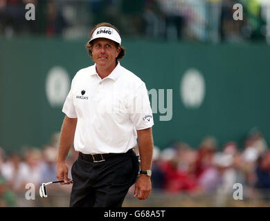 Der US-Amerikaner Phil Mickelson lächelt, als er am vierten Tag der Open Championship 2013 im Muirfield Golf Club, East Lothian, den 18. Lauf nimmt. Stockfoto