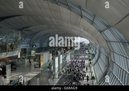 Mit Blick auf die Tore am Suvarnabhumi International Airport, Bangkok, Thailand. Stockfoto