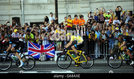 Radsport - Tour de France 2013 - Etappe 21. Chris Froome (Mitte) von Team Sky aus Großbritannien mit seinen Teamkollegen während der letzten Etappe der Tour de France in Paris, Frankreich. Stockfoto