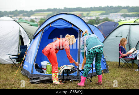 FestivalbesucherInnen vor ihrem Zelt auf dem Glastonbury Festival, würdig Farm in Somerset. PRESSEVERBAND Foto. Finden Sie unter PA Geschichte SHOWBIZ Glastonbury. Bild Datum: Donnerstag, 23. Juni 2016. Bildnachweis sollte lauten: Yui Mok/PA Wire Stockfoto