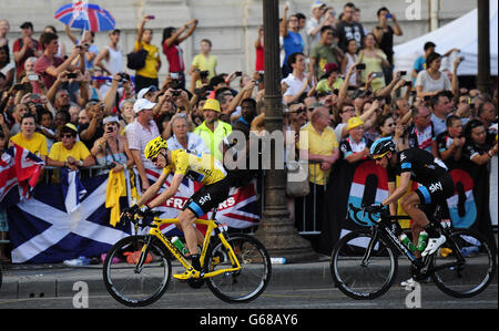 Team Sky's Chris Froome (Mitte) aus Großbritannien mit seinen Teamkollegen während der letzten Etappe der Tour de France in Paris, Frankreich. Stockfoto