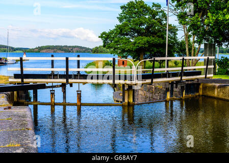 Kanal-Schleuse mit der Ostsee hinter geschlossen. Feine Sommerwetter. Segelboote vor Anker im Hintergrund. Verschiedene Wasser leve Stockfoto