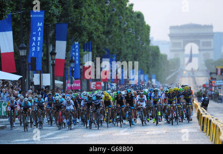 Chris Froome, aus Großbritannien, von Team Sky, befindet sich im Zentrum des Feldes, während es während der letzten Etappe der Tour de France in Paris, Frankreich, die Champs Elysees entlang geht. Stockfoto