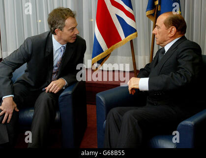 Der britische Premierminister Tony Blair (L) spricht mit seinem italienischen Amtskollegen Silvio Berlusconi bei einem bilateralen Treffen auf dem EU-Gipfel der Staats- und Regierungschefs in Brüssel. Blair flog nach Brüssel zu einem Gipfel, der von der Spaltung der EU in Bezug auf den Irak überschattet wurde. *..Herr Blair kam zu seiner ersten persönlichen Konfrontation mit dem französischen Präsidenten Jacques Chirac, seit Downing Street ihn beschuldigte, jede Chance auf einen UN-Deal zur Entwaffnung Saddam Husseins zu verfälschen. Der Premierminister wird sich auch mit dem deutschen Bundeskanzler Gerhard Schröder auseinandersetzen, einem weiteren Gegner des militärischen Konflikts. Stockfoto