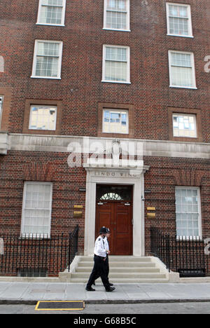 Polizei vor dem Lindo-Flügel des St. Mary's Hospital in London als die Herzogin von Cambridge in das Krankenhaus in den frühen Stadien der Arbeit aufgenommen wurde, sagte Kensington Palace heute. Stockfoto