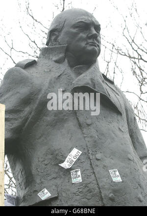 Die Statue von Sir Winston Churchill auf dem Parliament Square, London, vor einer Antikriegsdemonstration. Stockfoto