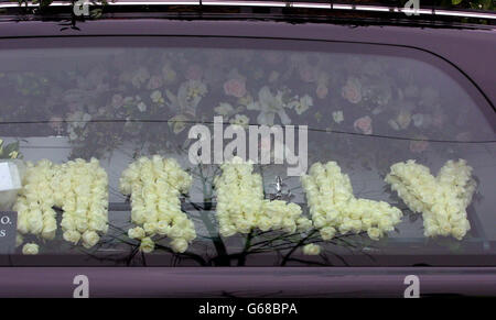 Blumen buchstabieren den Spitznamen "Maily" des ermordeten Schulmädchens Amanda Dowler, innerhalb des herse, während es während der Beerdigung entlang der Station Avenue, Walton-on-Thames, Surrey, gefahren wird. * die Eltern haben heute am Jahrestag ihres Verschwindens und am Tag ihres Begräbnisses einen emotionalen Appell gemacht, ihren Mörder zu fangen. Bob und Sally Dowler sagten, dass ihr Leben mit einer "riesigen Lücke" ohne den 13-Jährigen, auch bekannt als Milly, verlassen worden sei. Stockfoto