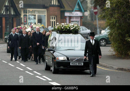 Die Familie und Freunde des ermordeten Schulmädchen Amanda (Milly) Dowler gehen während des Trauerdienstes hinter der herse die Station Avenue entlang, Walton-on-Thames, Surrey. * die Eltern appelliert heute am Jahrestag ihres Verschwindens und am Tag ihrer Beerdigung emotional, ihren Mörder zu fangen. Bob und Sally Dowler sagten, dass ihr Leben ohne den 13-Jährigen mit einer „riesigen Lücke“ verlassen worden sei. Stockfoto