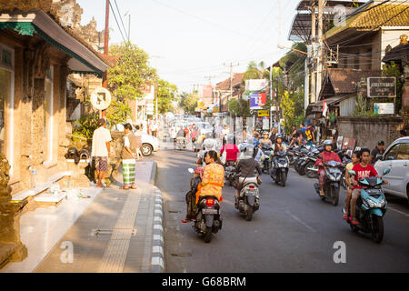 Ubud, Indonesien - 5. September: Eine typische Straßenszene in Ubud, Bali, Indonesien Stockfoto