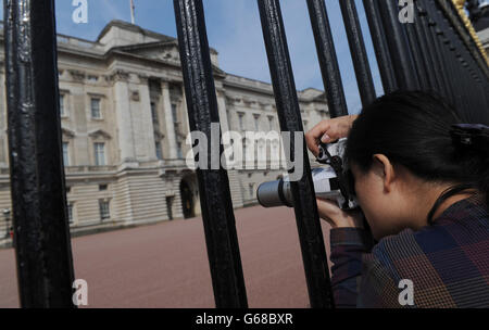 Eine Frau macht ein Foto vom Buckingham Palace im Zentrum von London, als die Herzogin von Cambridge in den frühen Stadien der Arbeit heute Morgen ins Krankenhaus eingeliefert wurde, hat Kensington Palace gesagt. Stockfoto