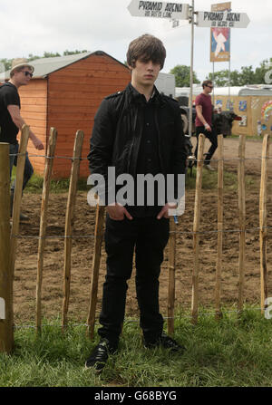 Glastonbury Festival 2013 - Tag 3. Jake Bugg backstage beim Glastonbury Festival, auf der Worthy Farm in Somerset. Stockfoto