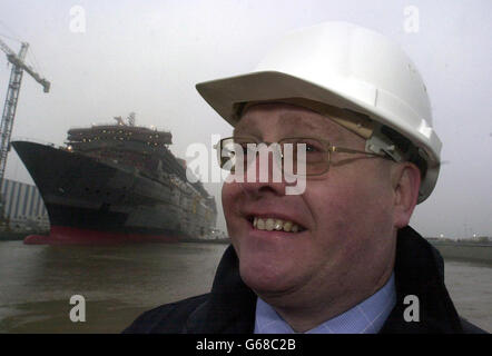 Der Designer der Queen Mary 2, Stephen M. Payne, in Saint Alazaire, Frankreich, als das größte und teuerste Kreuzschiff der Welt schwimmt zum ersten Mal. * bei der Veranstaltung auf der Werft Alstom Chantiers de l'Atlantique in St. Nazaire im Nordwesten Frankreichs wurde das 150,000 Tonnen schwere Schiff unter britischer Flagge in die nahe gelegene Loire geschleppt. Das 540-Millionen-Schiff, dessen massive Konstruktion fertig gestellt ist, wird nun intern ausgerüstet, bevor es im Herbst auf See getestet wird. Stockfoto