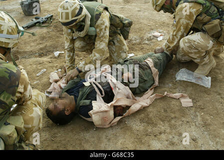 Royal Marines nehmen Alfaw Ölfelder Stockfoto