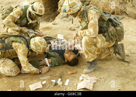 Mediziner von 40 Commando, Royal Marines behandeln einen verletzten Iraker nach der Einnahme der Alfaw Halbinsel. Stockfoto