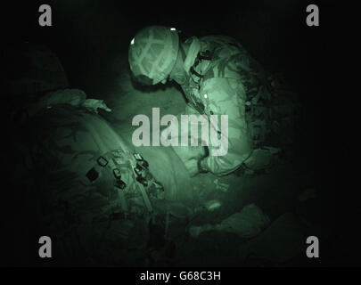 Mediziner von 40 Commando, Royal Marines, behandeln einen verletzten Iraker, nachdem er die Halbinsel von Ahaw einnahm. Aufnahme durch INFRAROT-Nachtsichtgeräte. Stockfoto