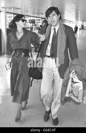 Der in Washington geborene Sunderland Roxy Music-Star, Bryan Ferry, 37, und seine Frau Lucy, 23, flogen vor dem Abflug vom Flughafen Heathrow, London, zu einer vierwöchigen Tour in Los Angeles. Stockfoto