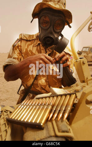 Britische Streitkräfte in Kuwait. Soldaten der Royal Scots Dragoon Guards laden ihre Panzer mit Munitionswaffen auf. Stockfoto