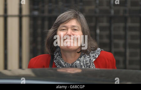 Die internationale Entwicklungsministerin Clare Short verlässt nach einer Kabinettssitzung die Downing Street 10. Stockfoto