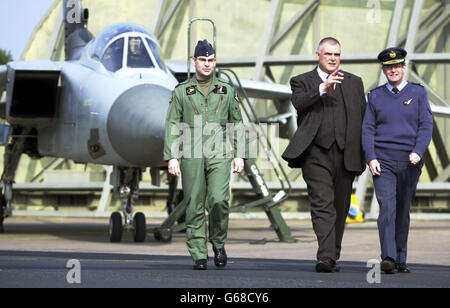 Verteidigungsminister Lewis Moonie bei RAF Leuchers, um sich mit Familien zu treffen, bevor er eine Tornado F3 mit dem Stationskommandor, dem Luftwaffenkommandor Martin Routledge (rechts) und dem Squadron-Anführer Bill Preece (links) von 43 Fighter Squadron angeschaut hat. Stockfoto