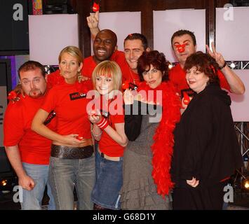 Studenten der Celebrity Fame Academy, von links nach rechts; Schauspieler John Thompson, Rundfunkanstalt Ulrika Jonsson, Unfallschauspieler Kwame Kwei, Fernsehmoderatorin Fearne Cotton für Kinder, Schauspieler will Mellor, Comedienne Ruby Wax, Sender Paul Ross und Comedienne Jo Brand. *... während einer Fotowand im Fame Academy House in Highgate. Am Freitag, 7. März, werden die neun prominenten Studenten das Haus betreten. Während der folgenden Woche wird die Öffentlichkeit für einen Studenten eine Nacht, die aus der Akademie ausgeschlossen werden, mit dem Gewinner wird in der Nacht des Red Nose Day 14. März bekannt gegeben. Stockfoto