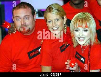 Celebrity Fame Academy, von links nach rechts; Schauspieler John Thompson, Fernsehsender Ulrika Jonsson und Kinder-TV-Moderatorin Fearne Cotton während einer Fotowand im Fame Academy House in Highgate. * ... Am Freitag, 7. März, werden die neun prominenten Studenten das Haus betreten. Während der folgenden Woche wird die Öffentlichkeit für einen Studenten eine Nacht, die aus der Akademie ausgeschlossen werden, mit dem Gewinner wird in der Nacht des Red Nose Day 14. März bekannt gegeben. Stockfoto