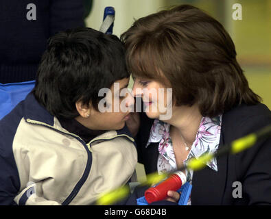 Die Frau des Premierministers Cherie Booth, die Schirmherrin der Kinderhilfe Barnado's, trifft den 10-jährigen Krusha Patel während der Eröffnung der Tesco Charity of the Year 2003 in ihrem Geschäft in Beckton, East London. Stockfoto