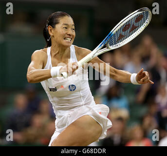 Der Japaner Kimiko Date-Krumm im Einsatz gegen die US-Amerikanerin Serena Williams am sechsten Tag der Wimbledon Championships im All England Lawn Tennis und Croquet Club in Wimbledon. Stockfoto