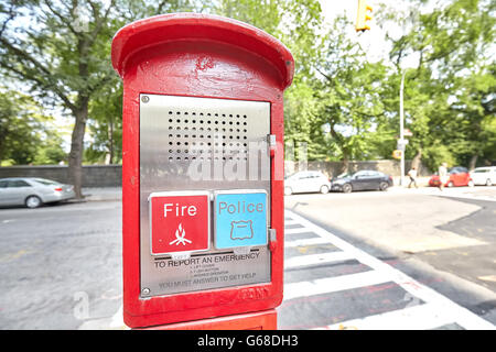 New York, USA – 18. August 2015: Polizei und Feuerwehr emergency Call Box befindet sich der Central Park in New York City, USA. Stockfoto