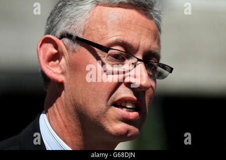 Christopher Avery-Wright sprach zu Reportern, nachdem er im Rathaus von Crawley über die Untersuchung des Todes seines Sohnes William vor der Worth School in West Sussex, wo er Schüler war, gesprochen hatte. Stockfoto