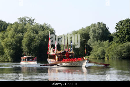 Königin Elizabeth II wird in der Nähe von Windsor auf der Themse in der königlichen Barge Gloriana gerudert. Stockfoto