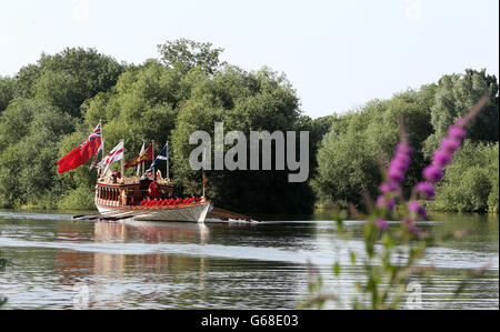 Königin Elizabeth II wird in der Nähe von Windsor auf der Themse in der königlichen Barge Gloriana gerudert. Stockfoto