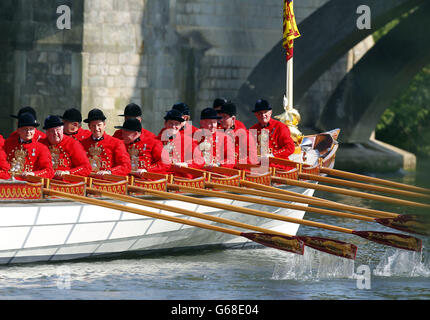 Königin Elizabeth II wird in der Nähe von Windsor auf der Themse in der königlichen Barge Gloriana gerudert. Stockfoto