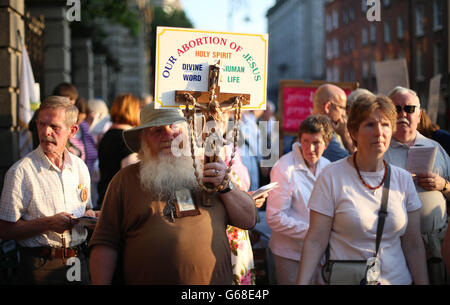 Pro-Life-Gruppen halten vor dem Leinster House in Dublin vor der Abstimmung über das Abtreibungsgesetz von morgen einen 24-stündigen Rosenkranz ab. Stockfoto