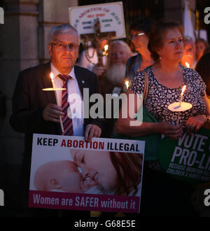 Tipperary South TD Mattie McGrath schließt sich Pro Life-Gruppen an, die vor der Abstimmung über das Abtreibungsgesetz von morgen einen 24-stündigen Rosenkranz vor dem Leinster House in Dublin abhalten. Stockfoto
