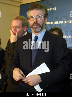 Sinn Fein Präsident Gerry Adams (rechts) und Martin McGuinness sprachen in den frühen Morgenstunden vor der Presse, nach einem Tag mit Gesprächen im Hillsborough Castle in Co Down, Nordirland. * Es wurde angekündigt, dass die Wahlen zur Nordirland-Versammlung - die derzeit ausgesetzt ist - um einen Monat verschoben wurden und dass sie nun am 29. Mai nach einer neuen Verhandlungsrunde über die Wiederherstellung der Dezentralisierung und die Sicherung der Abrüstung der IRA stattfinden werden. Stockfoto