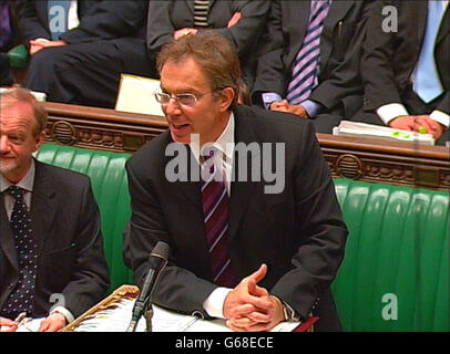 Premierminister Tony Blair im Unterhaus bei den Fragen der Premierminister in London. Downing Street sagte heute, dass Herr Blair "zuversichtlich blieb, dass eine zweite Resolution der Vereinten Nationen den Weg für den Krieg mit dem Irak ebnen würde. * die Kommentare kamen, nachdem Blair heute Morgen 50 Minuten mit dem russischen Außenminister Igor Ivanov in der Nummer 10 geführt hatte. Stockfoto