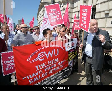 Der stellvertretende Generalsekretär der Gewerkschaft der Kommunikationsarbeiter Dave ward (rechts) spricht vor der Abgabe einer Petition mit Mitgliedern, die gegen die Privatisierung der Royal Mail im Royal Mail Hauptquartier sind. Stockfoto