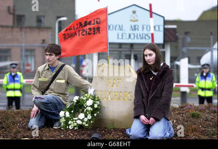 Die Demonstranten Emily Williams und Gregory Roff protestieren friedlich, indem sie während einer Anti-Kriegs-Demo bei RAF Leuchers, Leuchers, Fife, Schottland, einen Friedenskranz gegen den Krieg gegen den Irak niederlegen. Stockfoto