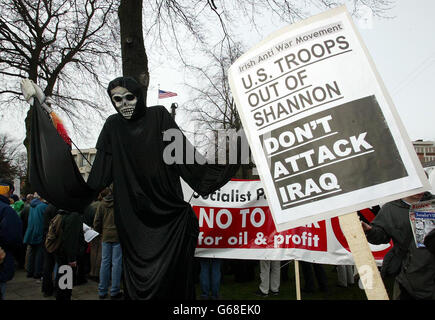 Liz Curry in Kostüm führt Demonstranten während des Protests gegen den möglichen Krieg gegen den Irak vor der amerikanischen Botschaft in Dublin am Internationalen Frauentag an. Stockfoto