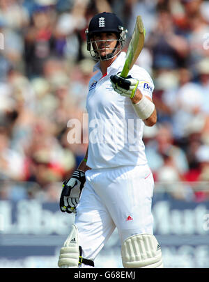 Cricket - erster Investec Ashes Test - England gegen Australien - Tag drei - Trent Bridge. Der englische Kevin Pietersen feiert 50 Läufe Stockfoto