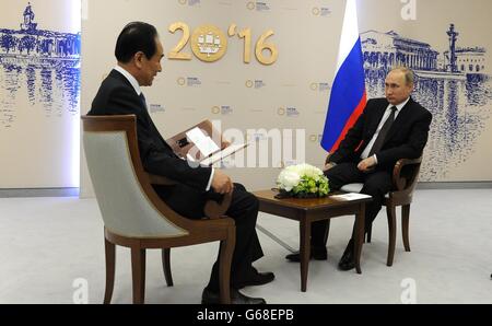 Der russische Präsident Vladimir Putin während eines Interviews mit Xinhua Generaldirektor Cai Mingzhao am Rande von St. Petersburg International Economic Forum 17. Juni 2016 in St. Petersburg, Russland. Stockfoto