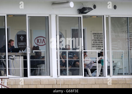 (Von links nach rechts) Surrey Professional Team Analyst & Performance Manager David Court, Zander de Bruyn, Chris Tremlett und Ricky Ponting sehen aus dem Pavillon Stockfoto