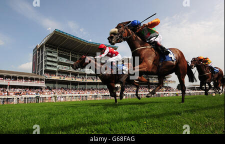 Kiwayu mit Luke Morris (links) schlägt Bridle Bell mit George Chaloner, um den GroceryAid Chairman's Charity Cup während des Summer Stakes Day des John Smith's Cup Meetings 2013 auf der York Racecourse, York, zu gewinnen. Stockfoto